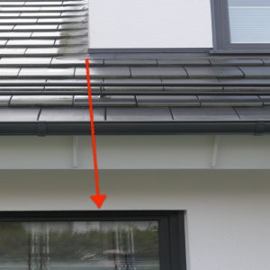 Der Dachanschluss rechts und links ist hinterläufig.